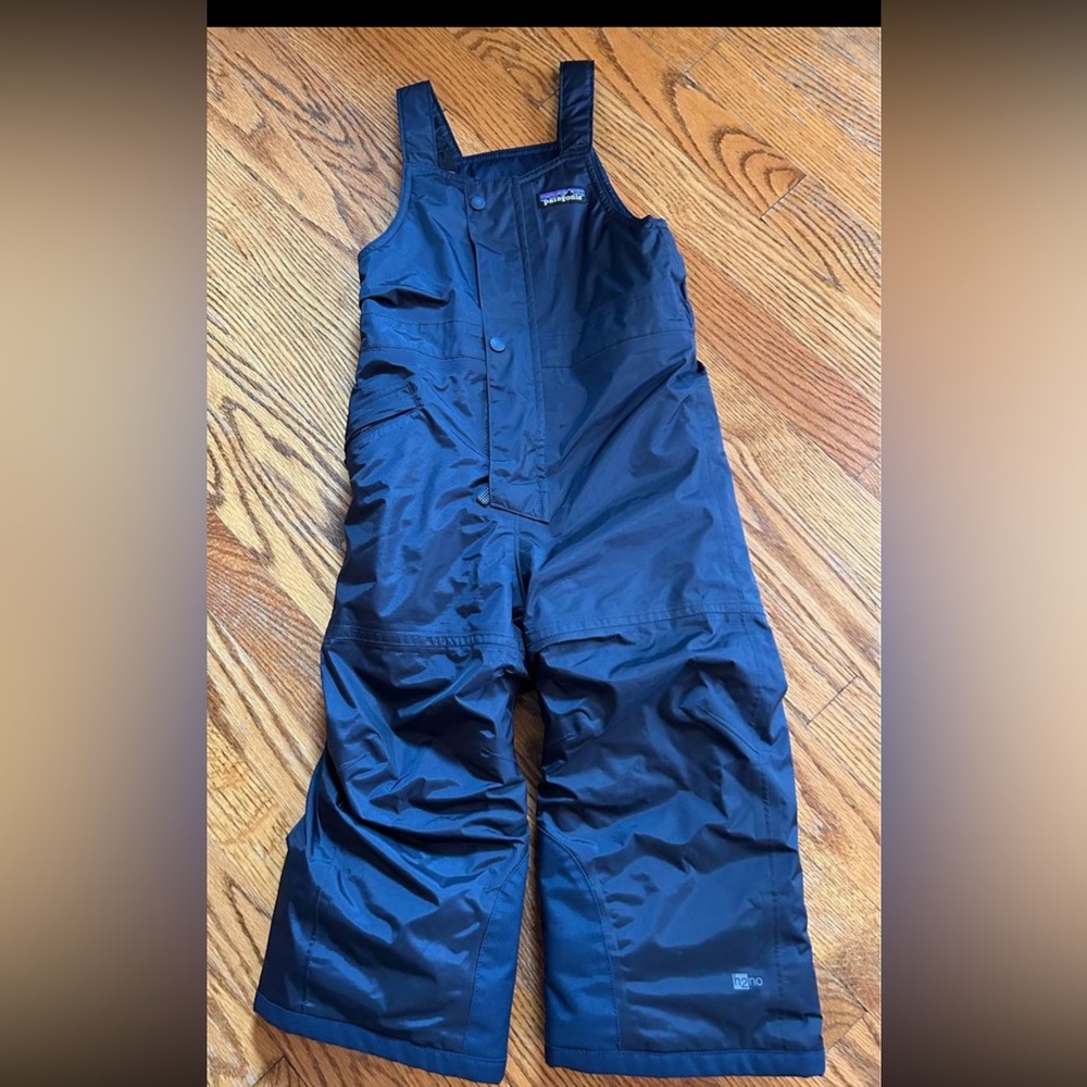 Size 3T Patagonia snow pants in navy and perfect condition.